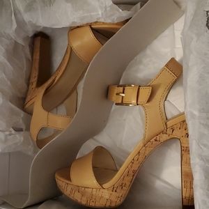 Nine West, Size 7.5, Natural (Buff) Platform Sandal Heel
